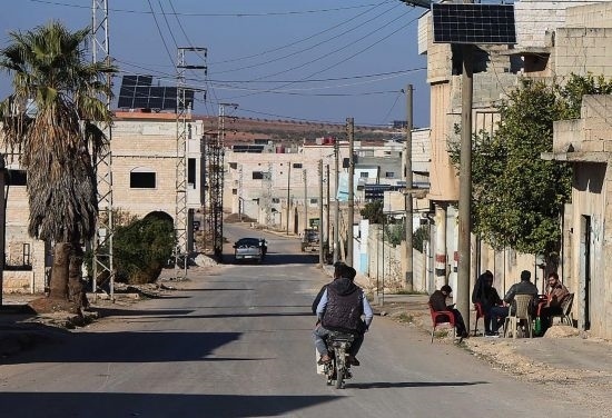 這是12月1日拍攝的敘利亞哈馬省北部一處城鎮(zhèn)街道。新華社發(fā)