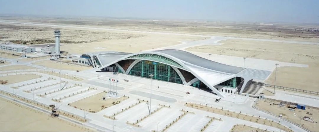 今年10月正式竣工的巴基斯坦瓜達(dá)爾新國(guó)際機(jī)場(chǎng)是中巴經(jīng)濟(jì)走廊建設(shè)進(jìn)一步走向深入的重要標(biāo)志，有力推動(dòng)中巴經(jīng)濟(jì)走廊建設(shè)成為高質(zhì)量共建“一帶一路”的示范性項(xiàng)目。圖為瓜達(dá)爾新國(guó)際機(jī)場(chǎng)。艾哈邁德·卡邁勒 攝（新華社發(fā)）