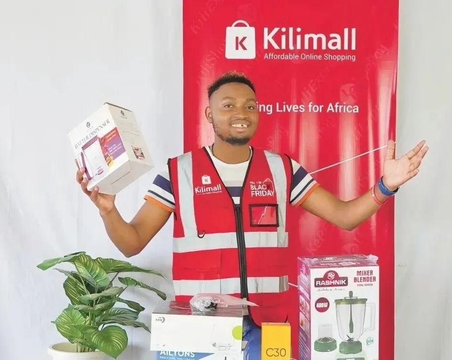 隨著“絲路電商”國(guó)際合作深入推進(jìn)，共建“一帶一路”國(guó)家雙多邊數(shù)字貿(mào)易規(guī)則對(duì)接不斷強(qiáng)化。借助“絲路電商”合作機(jī)制，肯尼亞主播迪克森·恩甘加在當(dāng)?shù)刂辈ж?。劉婉?攝（新華社發(fā)）