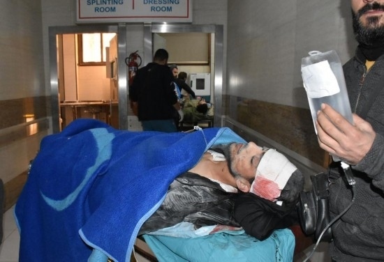 11月29日，在敘利亞阿勒頗，傷者被送往醫(yī)院接受治療。新華社發(fā)
