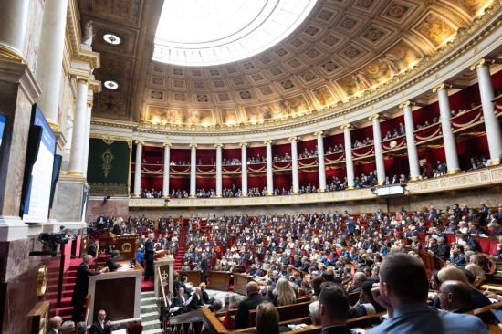 10月1日，法國總理巴尼耶在位于巴黎的法國國民議會發(fā)表演講。新華社發(fā)（杰克·陳攝）