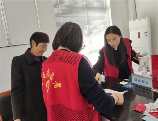 代辦人員為村民辦理醫(yī)保報(bào)銷(xiāo)。 圖片來(lái)源：江蘇南通啟東市數(shù)據(jù)局