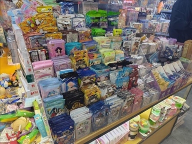 北京某文具店卡牌盲盒柜臺(tái)，未設(shè)相關(guān)提醒。人民網(wǎng)記者 黃鈺攝