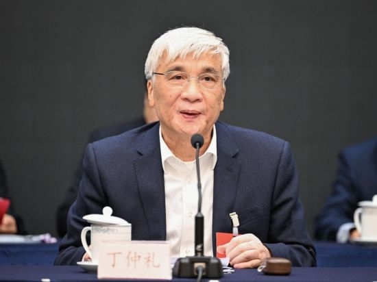 全國人大常委會副委員長、歐美同學(xué)會會長丁仲禮作工作報告