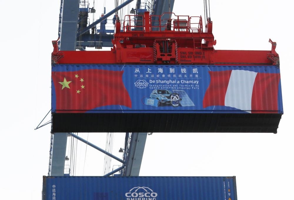 2024年11月14日，在秘魯首都利馬以北的錢凱港，岸邊智能化設(shè)備吊裝集裝箱。