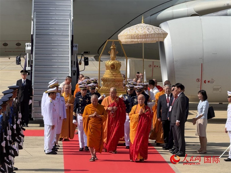 北京靈光寺佛牙舍利抵達(dá)泰國曼谷廊曼軍用機(jī)場(chǎng)。人民網(wǎng)記者章念生攝