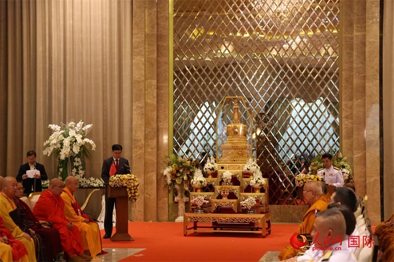 中泰兩國代表在曼谷廊曼軍用機(jī)場(chǎng)舉辦的迎請(qǐng)儀式上致辭。人民網(wǎng)記者楊一攝