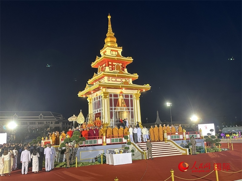 北京靈光寺佛牙舍利抵達(dá)王家田廣場(chǎng)安奉。人民網(wǎng)記者孫廣勇攝