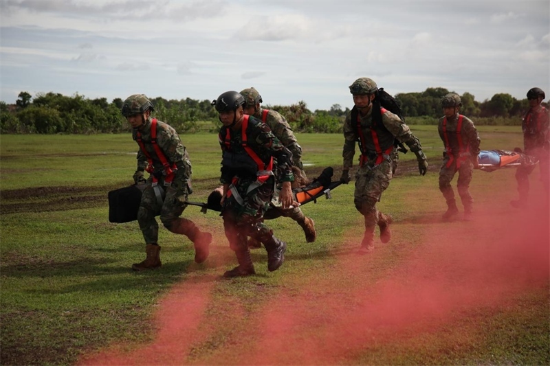 中印尼雙方空降兵隊員空降至指定地域后，迅速展開“傷病員”救治和轉(zhuǎn)移。段江山攝