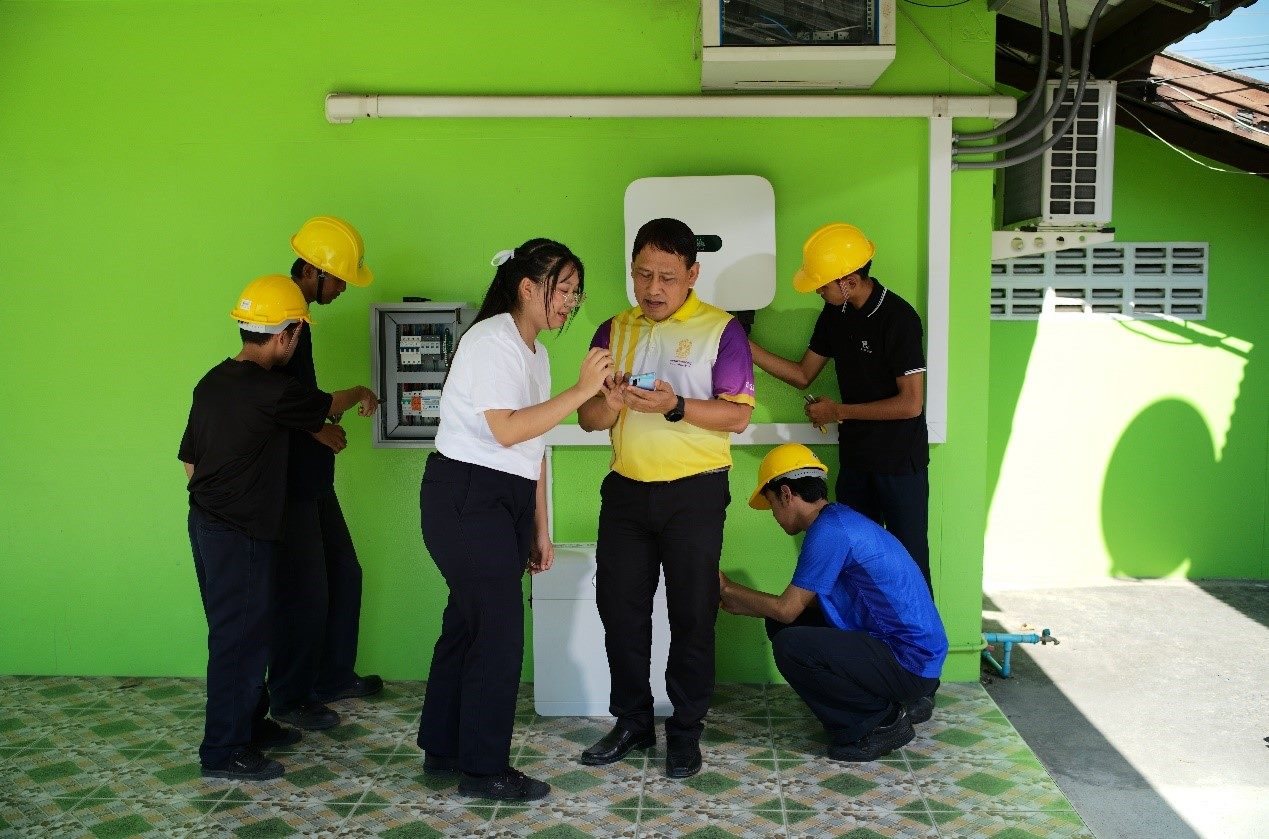 工作人員為當?shù)靥﹪蠋熤v解說明。主辦方供圖