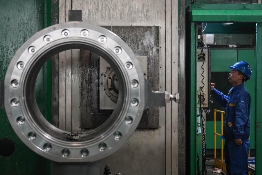 2023年2月14日，沈陽鼓風(fēng)機集團股份有限公司的工人在車間工作。新華社記者 潘昱龍 攝