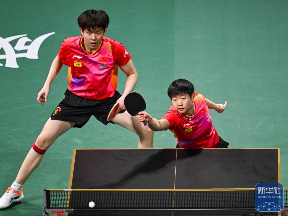 ↑中國隊組合王楚欽/孫穎莎（右）在混雙比賽中。新華社記者 王曦 攝