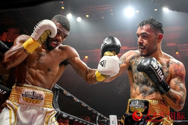 來自剛果民主共和國的帕特里克·穆卡拉（右）獲得了非洲80公斤級冠軍。人民網(wǎng) 塔里克·易卜拉欣攝