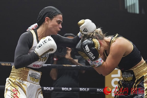 來自伊朗和羅馬尼亞的女選手進行了墊場賽。人民網(wǎng) 塔里克·易卜拉欣攝