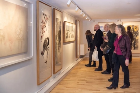 來賓參觀畫展。中國駐瑞典大使館供圖