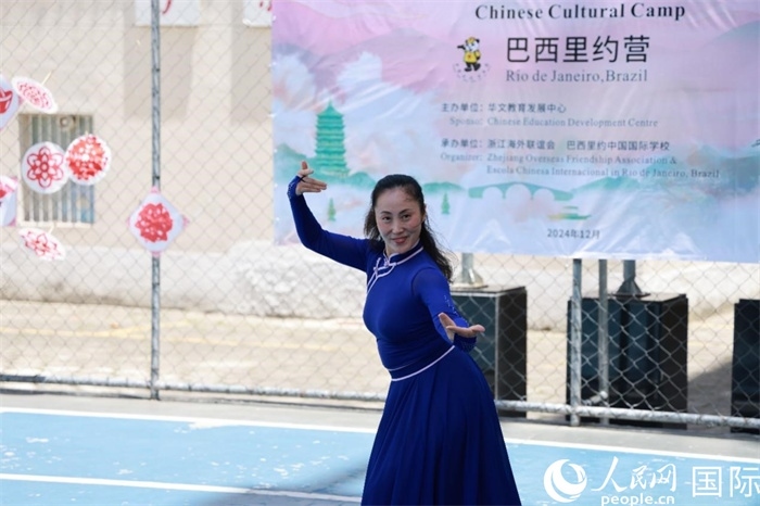 蒙古族舞蹈《熱土》表現(xiàn)出草原兒女的熱情與活力。人民網(wǎng)記者 陳海琪攝