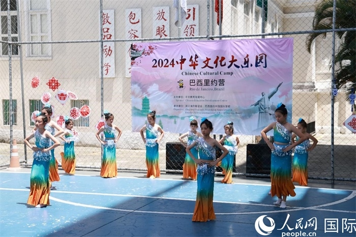 傣族舞蹈《金色的孔雀》以優(yōu)美的動(dòng)作贏得觀眾喝彩。人民網(wǎng)記者 陳海琪攝