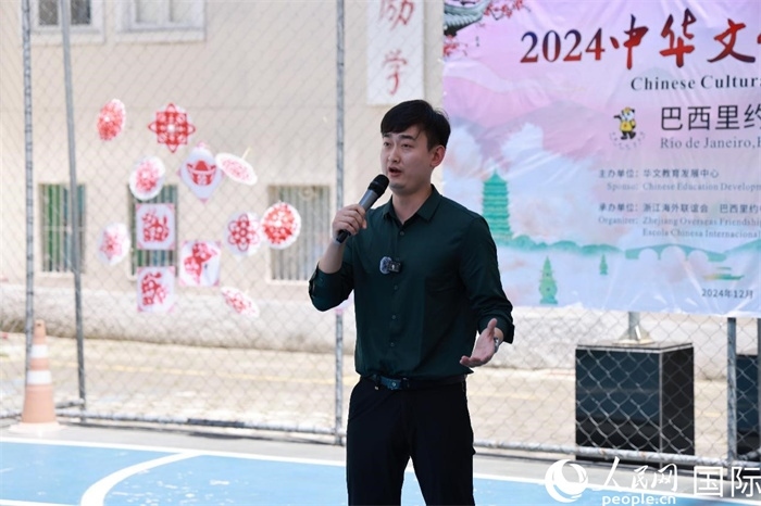 歌曲《故鄉(xiāng)的云》喚起了在外游子對故鄉(xiāng)的懷念。人民網(wǎng)記者 陳海琪攝