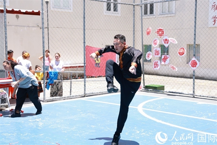 塔吉克舞蹈《夢想》通過靈動(dòng)的舞姿展現(xiàn)了塔吉克族對美好生活的向往，仿佛帶領(lǐng)觀眾走進(jìn)了帕米爾高原。人民網(wǎng)記者 陳海琪攝