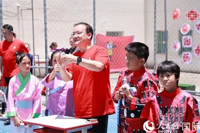 趣味數(shù)學(xué)節(jié)目以富有創(chuàng)意的數(shù)字游戲和魔尺變幻為亮點(diǎn)，激發(fā)了孩子們的數(shù)學(xué)思維與想象力。人民網(wǎng)記者 陳海琪攝