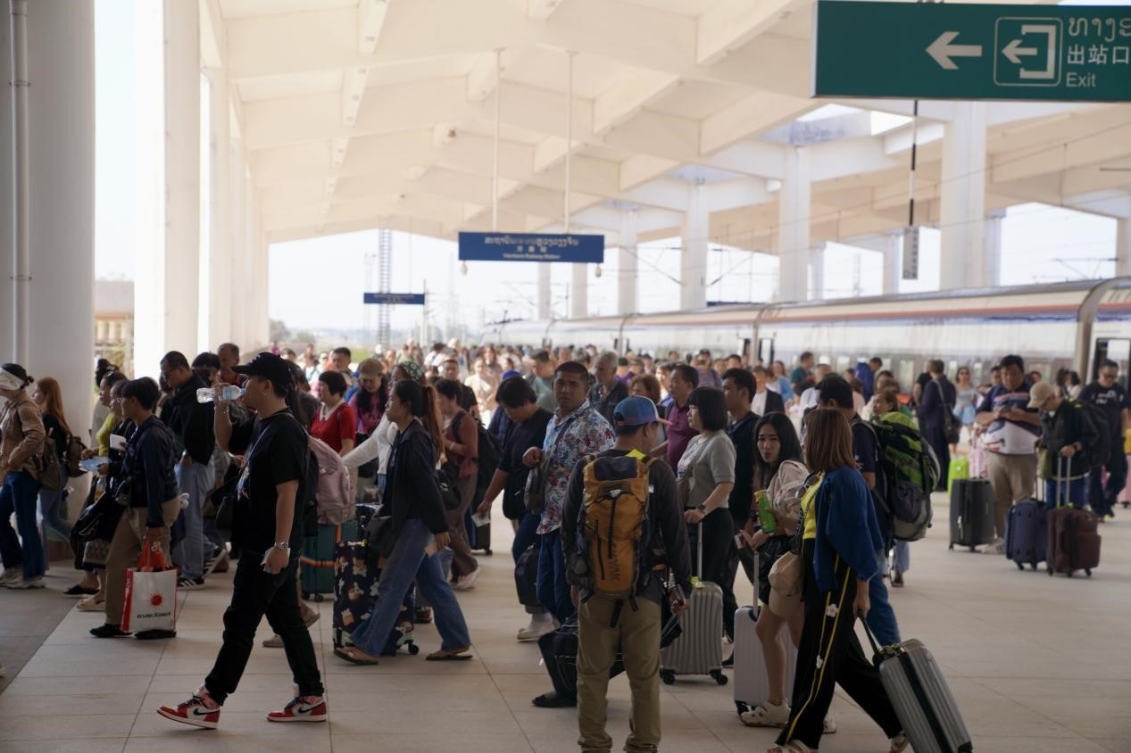 在中老鐵路萬象站，客運列車抵達后旅客出站。老中鐵路有限公司供圖