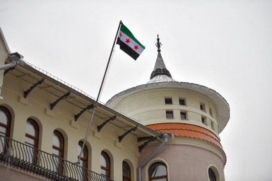 12月9日，在俄羅斯首都莫斯科，敘利亞駐俄羅斯使館升起代表敘利亞反對派的旗幟。新華社發(fā)（亞歷山大攝）