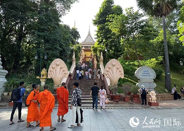 游客在金邊塔山寺游玩。人民網(wǎng)記者 簡承淵攝