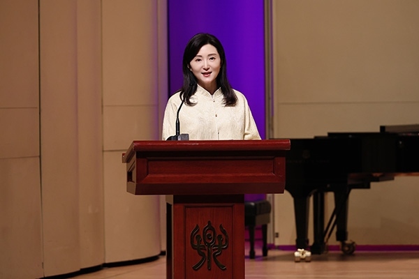 中央音樂學院黨委書記、中國民族管弦樂學會胡琴專業(yè)委員會會長于紅梅致辭。中國民族管弦樂學會胡琴專業(yè)委員會供圖