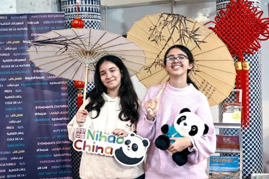 兩名女孩在合影。拉巴特中國文化中心供圖