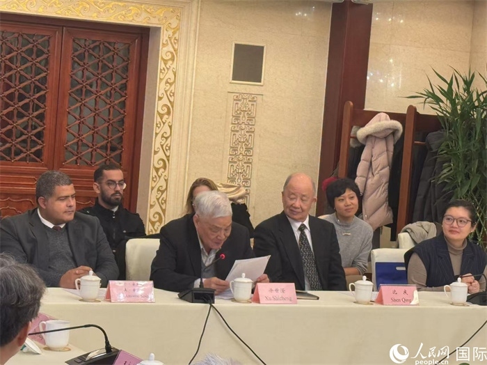 老一輩赴古留學生代表徐世澄在座談會上發(fā)言。人民網(wǎng)記者 趙健攝