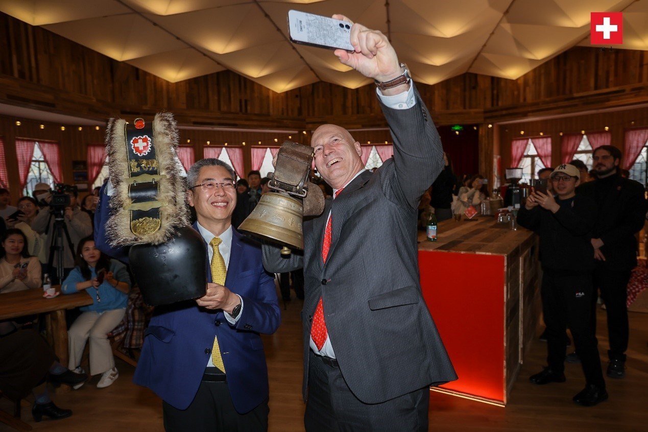 瑞士駐華大使白瑞誼與北京市西城區(qū)委副書記、代區(qū)長郅海杰搖響瑞士牛鈴，共同為小木屋揭幕。瑞士駐華大使館供圖
