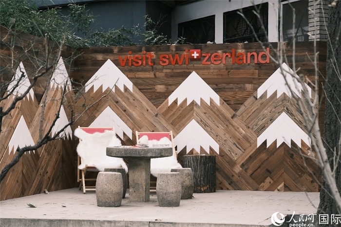 瑞士小木屋一隅，靜謐中散發(fā)出阿爾卑斯的冬日溫情。人民網(wǎng) 實(shí)習(xí)生黃睿攝