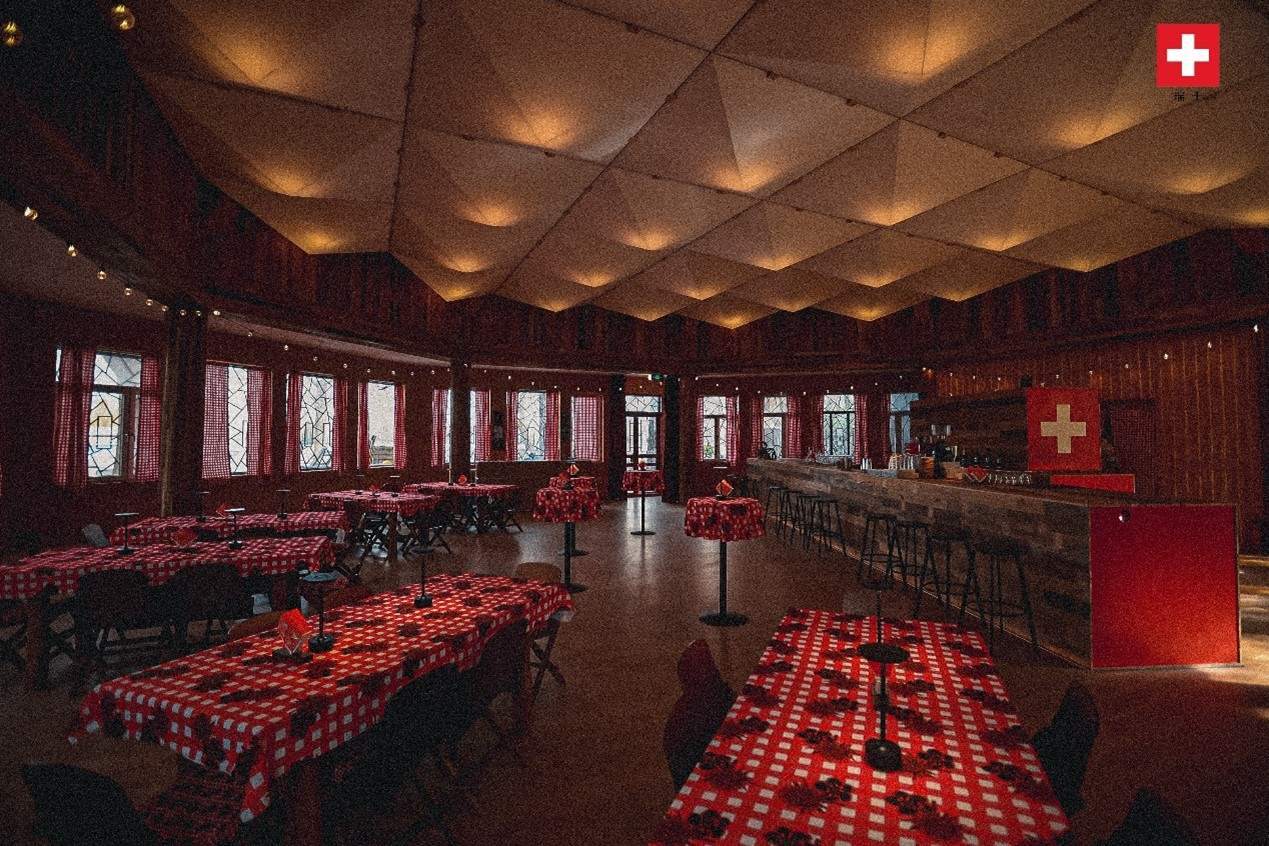 瑞士小木屋內(nèi)飾采用瑞士紅、森林棕與雪山白三種主色調(diào)，營造出自然與現(xiàn)代交融的氛圍。瑞士使館供圖