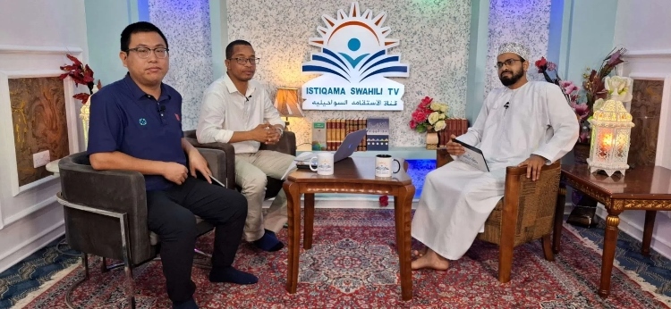 牛曉兵主任參與當(dāng)?shù)仉娨暸_訪談。中國援桑醫(yī)療隊供圖