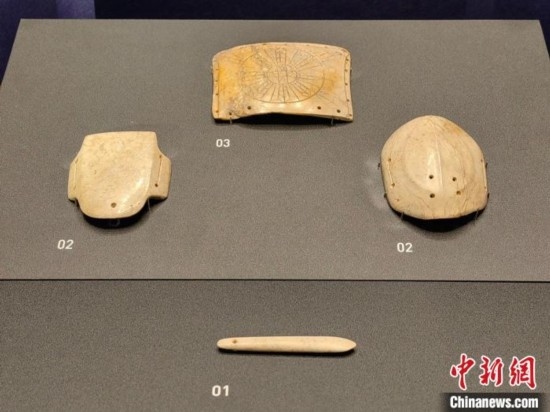 12月14日，“文明先鋒—凌家灘文化玉器展”在故宮博物院文華殿開幕。圖為展覽現(xiàn)場的玉龜、玉版和玉簽。 中新社記者 應(yīng)妮 攝