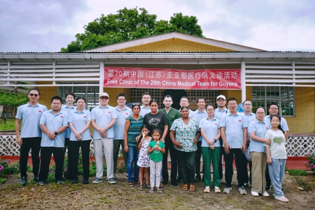 第20期中國（江蘇）援圭亞那醫(yī)療隊在圭偏遠的林登高速社區(qū)開展義診后，與部分當?shù)鼐用窈嫌啊?中國援圭醫(yī)療隊供圖