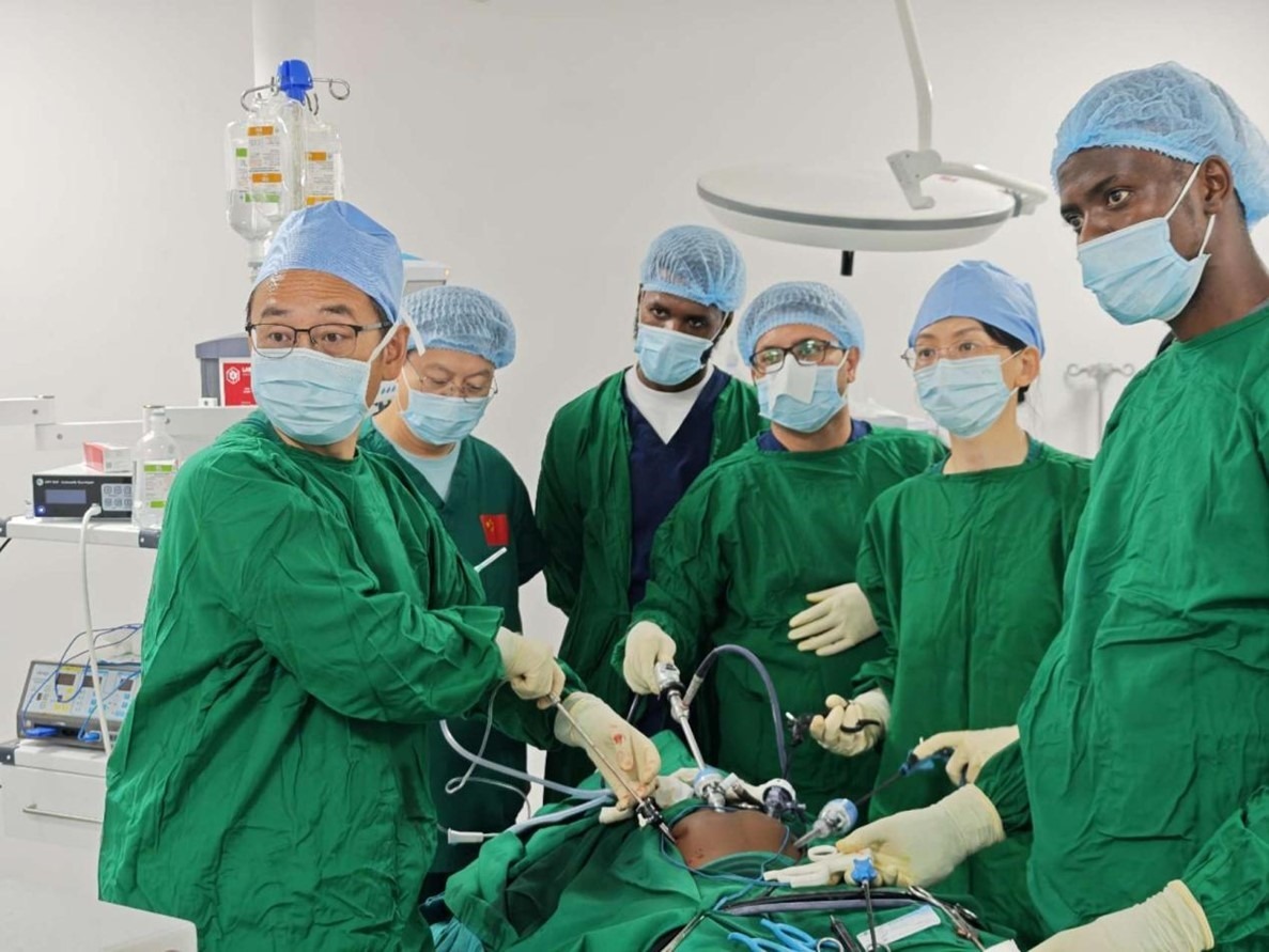 中外醫(yī)師合作進行腹腔鏡手術(shù)。中國援桑醫(yī)療隊供圖