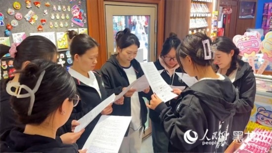 工會組織企業(yè)職工開展技能培訓(xùn)活動。人民網(wǎng)記者 張哲鑫攝