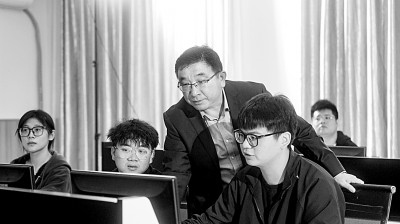 于濤教授對團隊成員進行技術(shù)指導。資料圖片