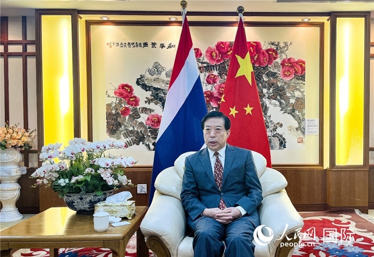 2024年12月10日，中國駐泰國大使韓志強(qiáng)在泰國曼谷接受中國—東盟中心（ACC）組織的“多彩東盟：2024年中國媒體東盟行”媒體團(tuán)采訪。人民網(wǎng)記者 羨江楠攝