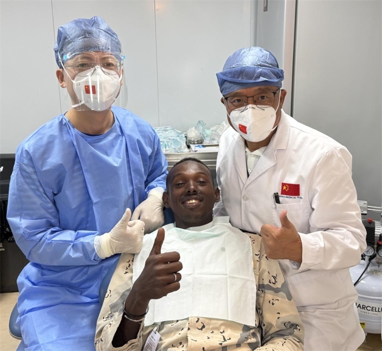 援吉醫(yī)療隊(duì)口腔科王瑋主任與“和平方舟”號(hào)醫(yī)院船醫(yī)務(wù)人員共同為一名當(dāng)?shù)匮浪柩谆颊咴\療。中國（山西）第23批援吉布提醫(yī)療隊(duì)供圖