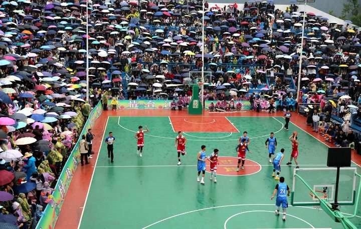 2024年5月1日，人們在貴州省黔東南苗族侗族自治州臺江縣臺盤鄉(xiāng)臺盤村觀看“村BA”球王爭霸賽。 新華社發(fā)（余天英 攝）