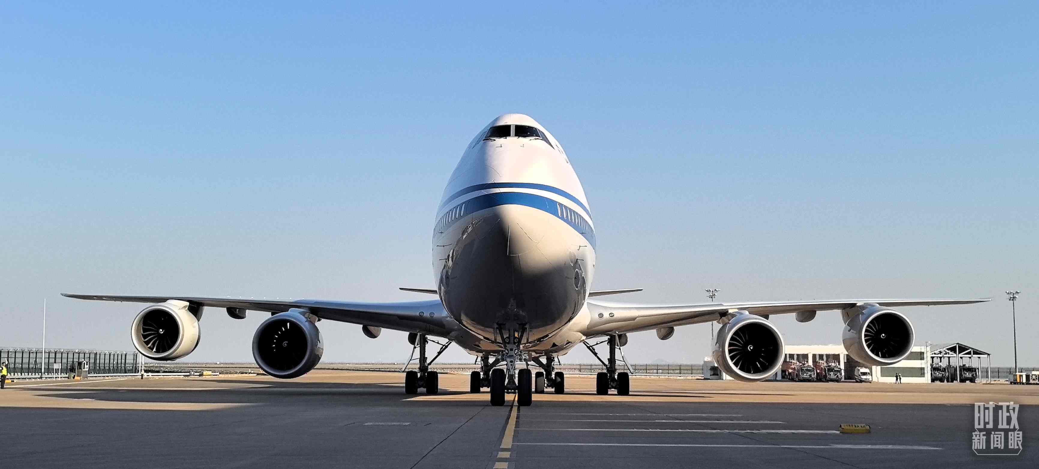 △習(xí)主席專機(jī)抵達(dá)澳門(mén)國(guó)際機(jī)場(chǎng)。（總臺(tái)央視記者王子杭拍攝）