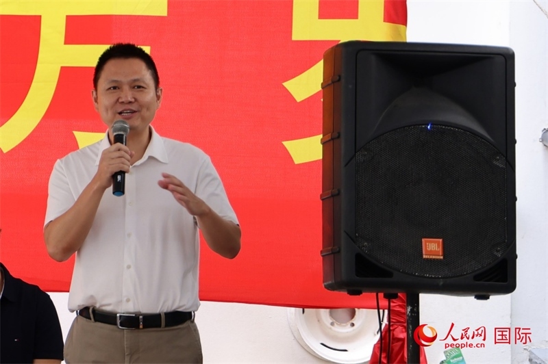 中國(guó)駐里約總領(lǐng)館副總領(lǐng)事王尉育在捐贈(zèng)活動(dòng)上致辭。人民網(wǎng)記者 陳海琪攝