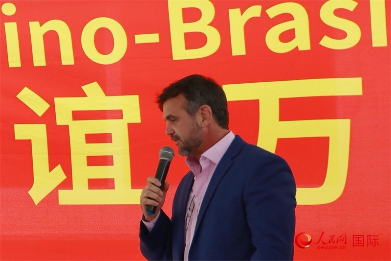 里約州國(guó)家環(huán)境研究所所長(zhǎng)雷納托·若爾當(dāng)在捐贈(zèng)活動(dòng)上致辭。人民網(wǎng)記者 陳海琪攝