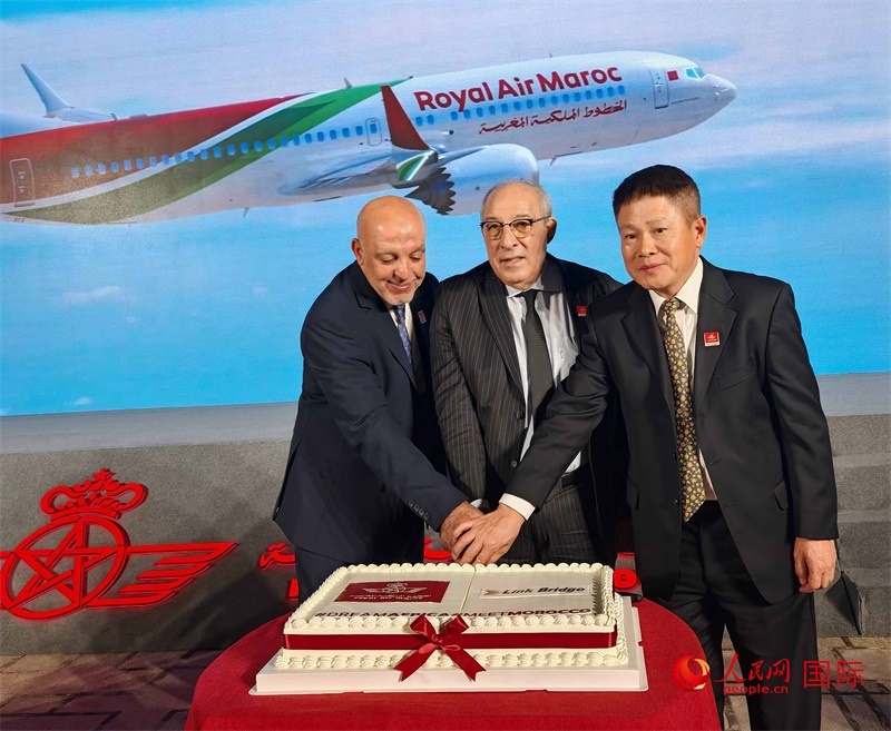 中摩雙方嘉賓共同切蛋糕，慶祝兩國(guó)直飛復(fù)航。人民網(wǎng)記者 李琰攝