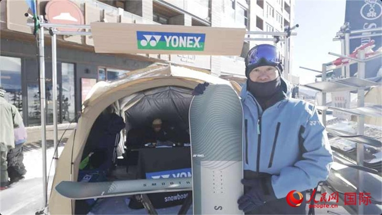 大塚幸博向記者展示滑雪板。人民網(wǎng)記者 袁蒙攝