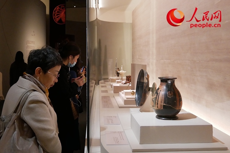 11月13日，觀眾正在國博參觀“美的多元——古希臘的藝術(shù)與生活”展。人民網(wǎng)記者 韋衍行攝
