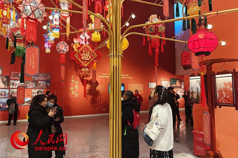12月21日，觀眾正在參觀“過年——春節(jié)主題展”。人民網(wǎng)記者 韋衍行攝