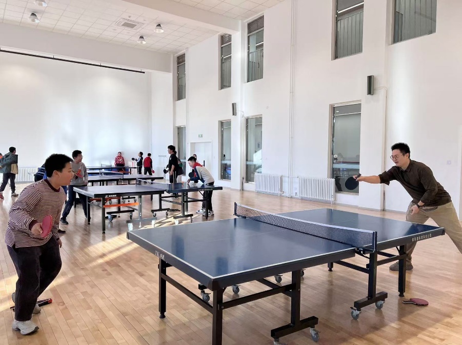 老師和學(xué)生在課間打乒乓球。人民網(wǎng) 白炅攝